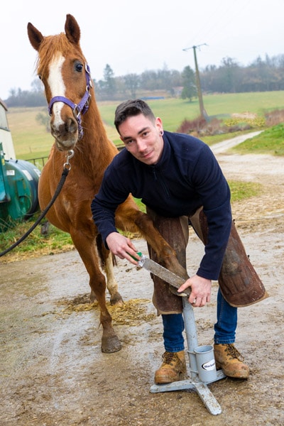 découvrez le métier de maréchal-ferrant : un artisan essentiel spécialisé dans le soin, le ferrage et l’entretien des pieds des chevaux pour assurer leur bien-être et leur performance.