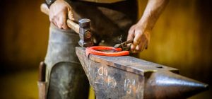 découvrez le métier de maréchal-ferrant : un artisan expert dans le soin, la forge et la pose de fers pour chevaux, essentiel au bien-être et à la performance des équidés. informations, conseils et services professionnels.