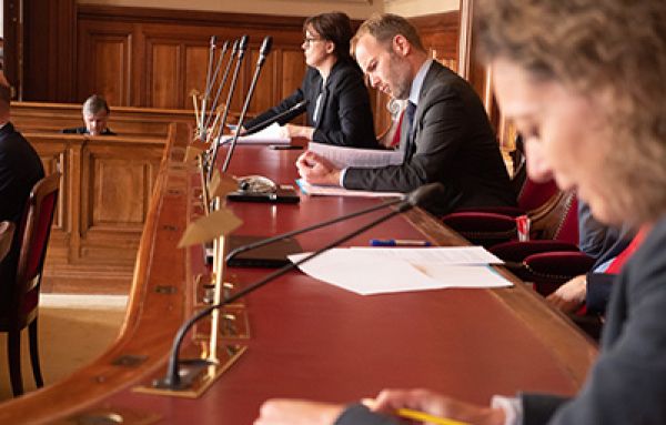 découvrez le rôle et les missions du conseil d'état en france : juridiction suprême de l’ordre administratif, il conseille le gouvernement et juge les litiges entre citoyens et administration.