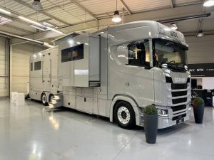 découvrez comment choisir un camion chevaux sécurisé pour transporter vos animaux en toute sécurité et confort.