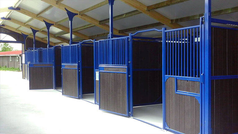 découvrez notre guide complet pour bien choisir une box pour chevaux, alliant confort, sécurité et praticité pour votre équidé.