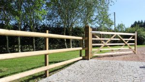 découvrez comment choisir la clôture idéale pour assurer la sécurité de votre cheval tout en offrant confort et durabilité.