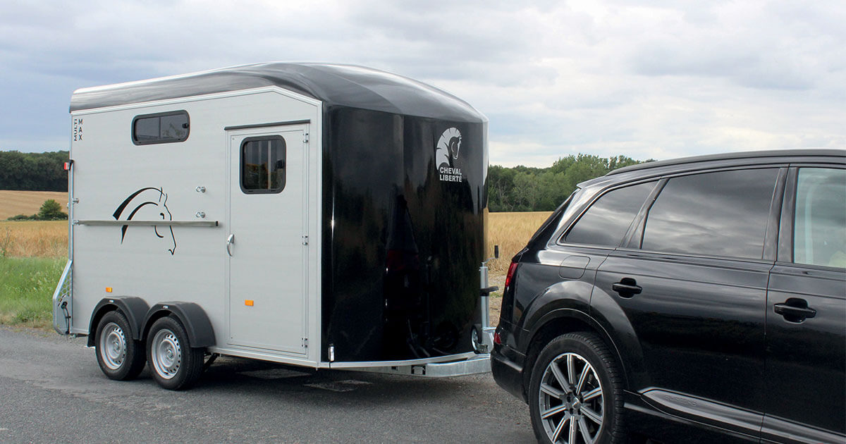 découvrez comment choisir un van pour chevaux alliant confort et sécurité optimale pour le transport de vos animaux.