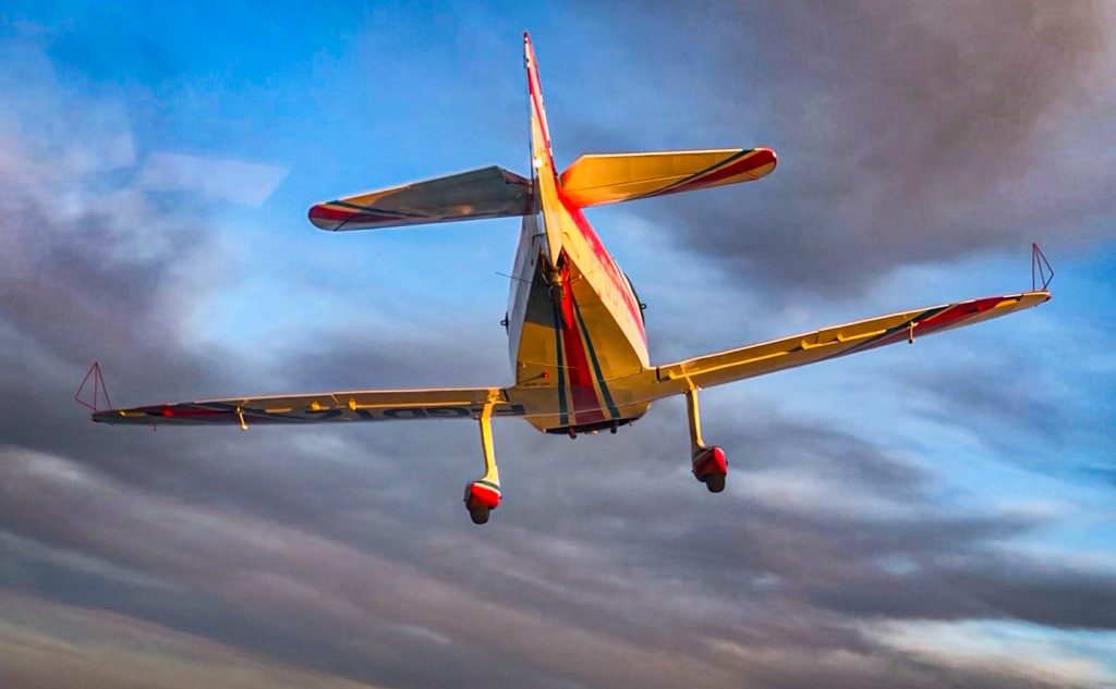 découvrez les bases de la voltige aérienne pour débutants : conseils, techniques et sécurité pour apprendre à voler avec aisance et plaisir.