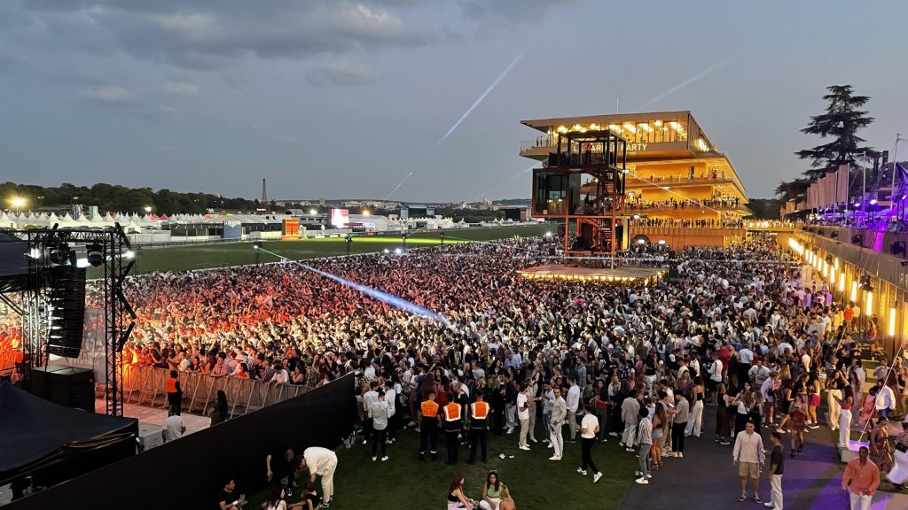 découvrez l'histoire riche et les événements majeurs de l'hippodrome de longchamp, un lieu emblématique des courses hippiques en france.
