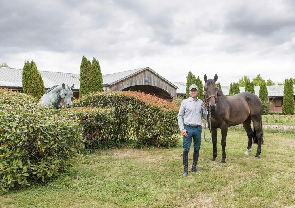 découvrez l'approche unique de julien épaillard alliant écoute, adaptation et vie sociale avec les chevaux pour une harmonie naturelle et respectueuse.