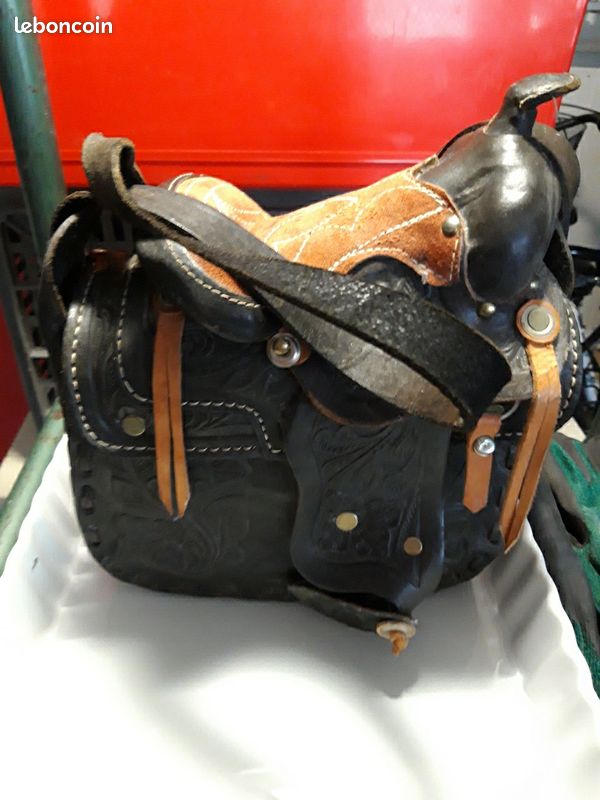 découvrez notre collection élégante de sacs à main au design inspiré par l'univers du cheval, alliant style et qualité pour sublimer votre allure au quotidien.