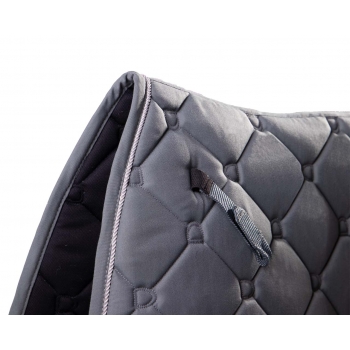 découvrez notre tapis cheval gris alliant confort et élégance, conçu pour le bien-être optimal de votre cheval lors de chaque balade.