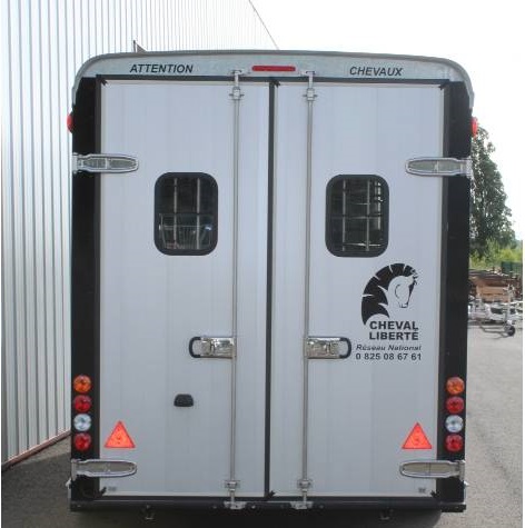découvrez notre van 4 places spécialement conçu pour le transport sécurisé et confortable de vos chevaux. idéal pour les trajets en toute sérénité.