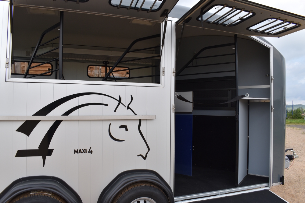 découvrez notre van transporter conçu pour accueillir confortablement 4 chevaux, alliant sécurité, espace et confort pour vos déplacements équestres.