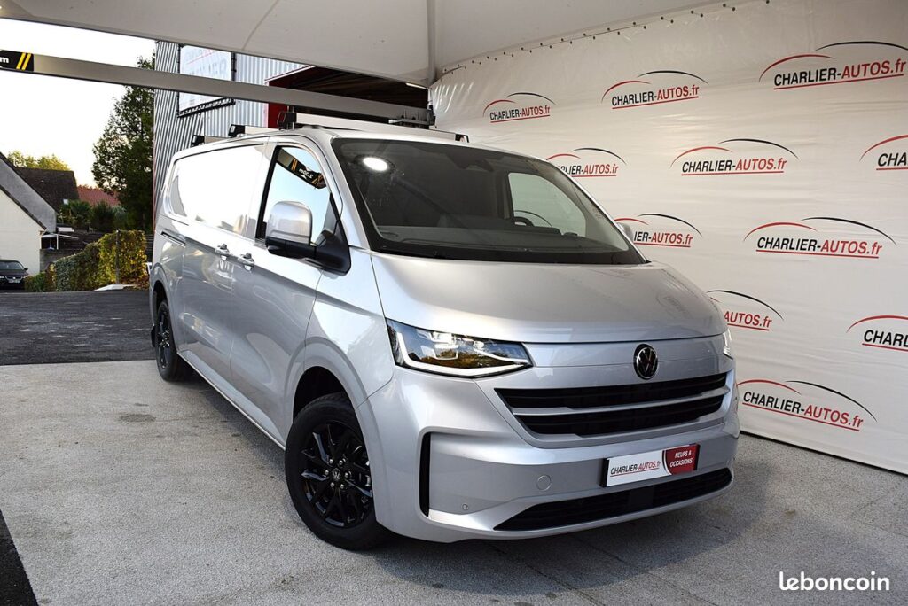 découvrez notre van transporter 4 chevaux, conçu pour un transport sécurisé et confortable de vos équidés. idéal pour les amateurs et professionnels, alliant espace et robustesse.