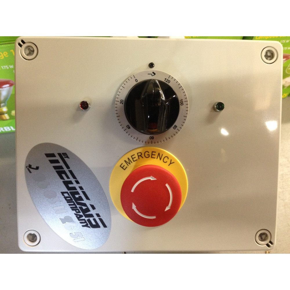 découvrez notre ventilateur box chevaux, conçu pour assurer une ventilation optimale et le confort de vos chevaux en box, même pendant les journées chaudes.