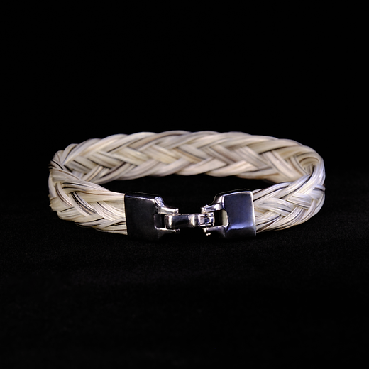 découvrez nos bracelets en crins de cheval, des bijoux naturels alliant élégance et authenticité pour un style unique et raffiné.