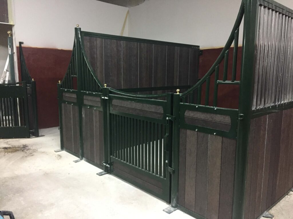 découvrez comment choisir la façade idéale pour vos boxes à chevaux, alliant fonctionnalité et esthétique pour le confort de vos équidés.