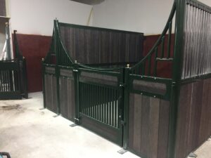 découvrez comment choisir la façade idéale pour vos boxes à chevaux, alliant fonctionnalité et esthétique pour le confort de vos équidés.