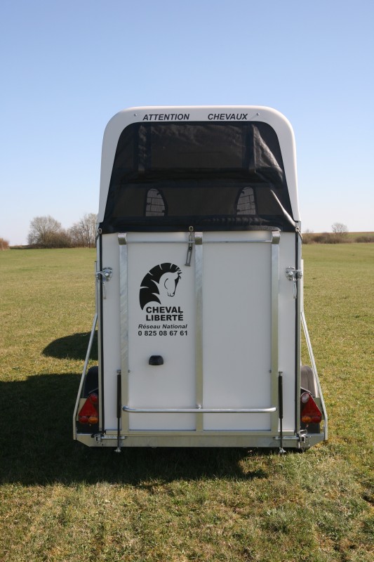 découvrez notre guide complet sur le van cheval liberté, incluant toutes les pièces essentielles pour un équipement optimal et sécurisé de votre transport équestre.