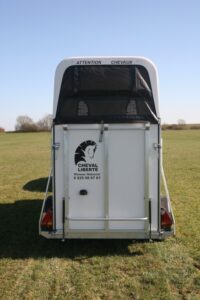 découvrez notre guide complet pour la location de vans chevaux : conseils, astuces et informations essentielles pour transporter vos chevaux en toute sécurité et sérénité.