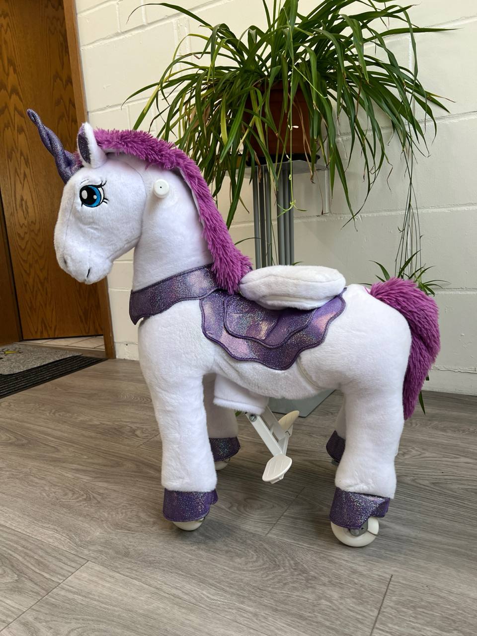 découvrez l'intérêt du cheval licorne comme jouet pour enfants : un compagnon magique qui stimule l'imagination et développe la créativité.