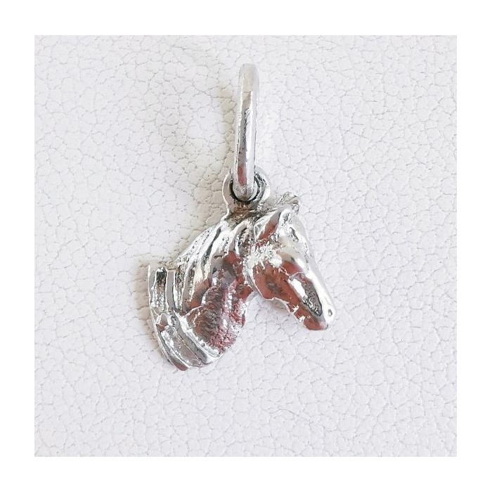 découvrez notre pendentif en argent représentant un cheval élégant, parfait pour les amateurs d'équitation ou les passionnés de bijoux uniques.