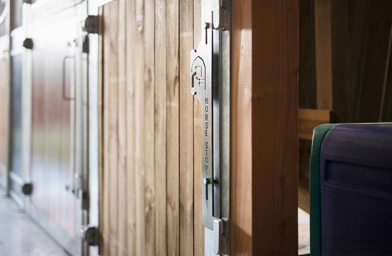 découvrez nos portes box chevaux assurant une sécurité optimale pour vos animaux. conçues pour protéger et faciliter l'accès, elles garantissent confort et tranquillité dans vos écuries.