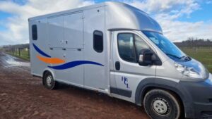 découvrez notre sélection de camions vl d'occasion adaptés au transport de chevaux. achetez un véhicule fiable et sécurisé pour le bien-être de vos animaux.
