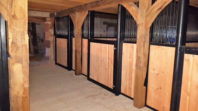 découvrez nos conseils pratiques pour aménager un box cheval confortable et sécurisé, favorisant le bien-être et la santé de votre équidé.