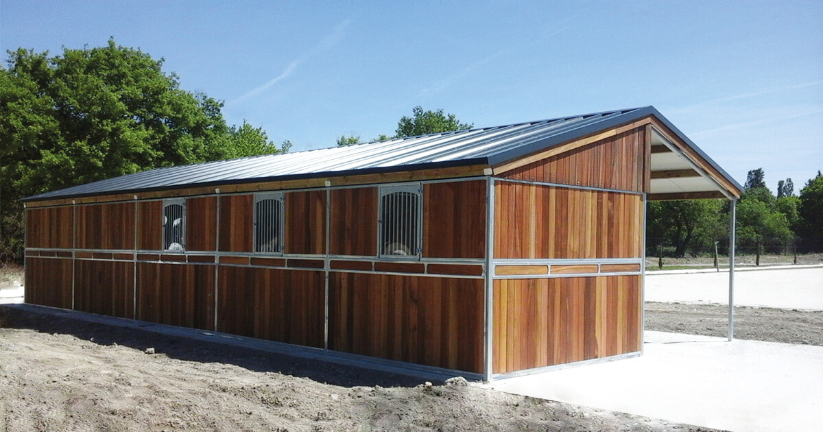 découvrez les avantages d'une box en bois pour chevaux : confort, isolation naturelle, durabilité et respect de l'environnement pour le bien-être de vos équidés.