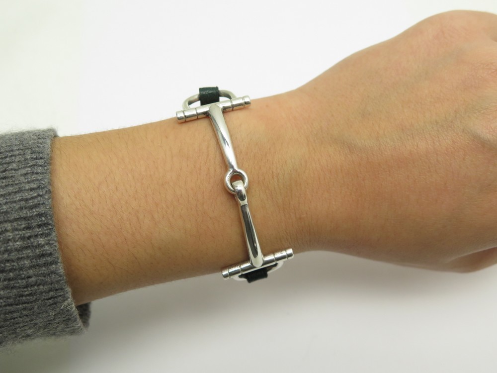découvrez notre bracelet mors de cheval élégant, alliant style équestre et raffinement pour sublimer votre poignet au quotidien.