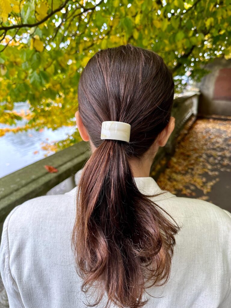 découvrez comment choisir la barrette idéale pour votre queue de cheval, alliant style et maintien pour un look parfait au quotidien.