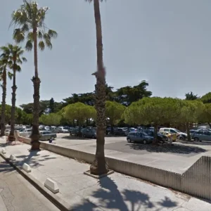 trouvez une place de parking facilement près de l'hippodrome et profitez d'un accès rapide à vos événements favoris.