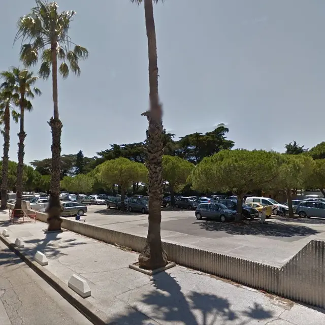 trouvez une place de parking facilement près de l'hippodrome et profitez d'un accès rapide à vos événements favoris.