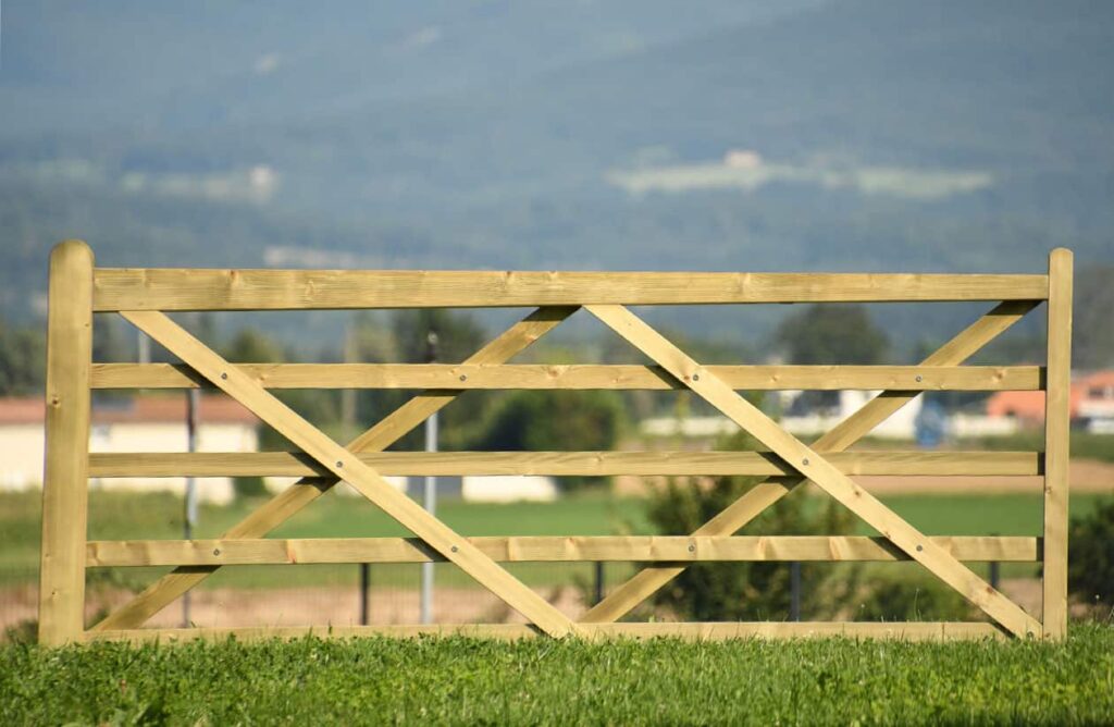 découvrez notre guide complet pour choisir le portail en bois idéal pour vos chevaux, alliant sécurité, durabilité et esthétique.