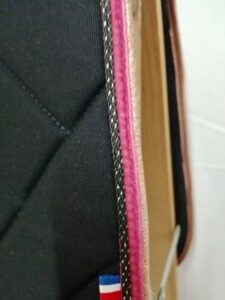 découvrez notre tapis rose fushia avec motif chevaux, parfait pour apporter une touche d'élégance et de fantaisie à votre intérieur.