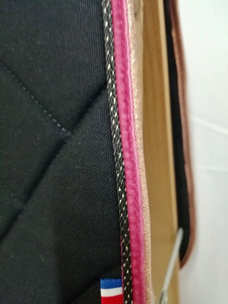 découvrez notre tapis rose fushia avec motif chevaux, parfait pour apporter une touche d'élégance et de fantaisie à votre intérieur.