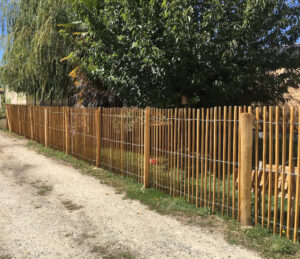 découvrez comment choisir les meilleurs piquets en bois pour votre clôture à chevaux, alliant solidité, durabilité et sécurité pour vos chevaux.