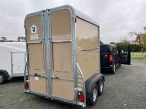 découvrez les tarifs 2025 pour le transport de chevaux, avec des informations détaillées pour planifier vos déplacements en toute sérénité.