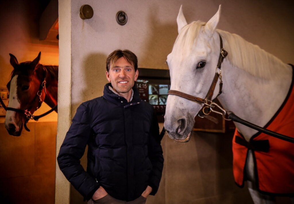 simon delestre évite de justesse un incident aérien impliquant ses chevaux, assurant leur sécurité lors du transport.